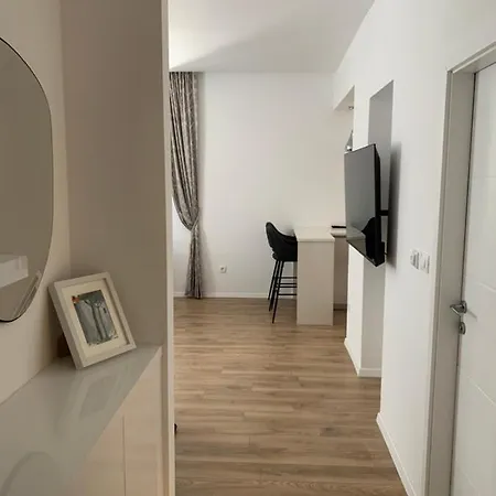 In The Center Apartment Split