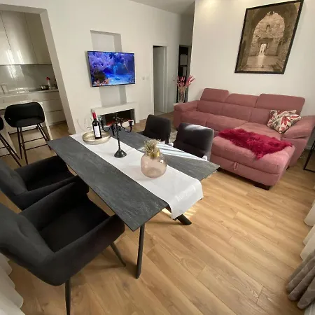Apartment In The Center Split