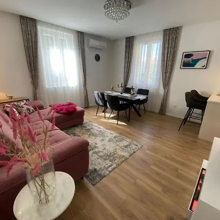 In The Center Apartment Split